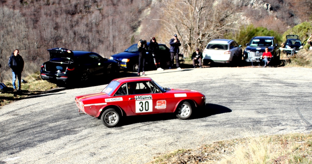 Kenneth Kruse Simonsen fra Charlottenlund og Otto Kristensen fra Tune kører i fin stil deres Lancia Fulvia HF 1.3 ind i et hårnålesving. De er nu nr. 15.
(Foto: Mogens Reidl)